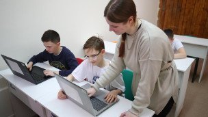 Дети на занятии за ноутбуками 