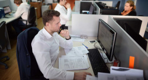 Мужчина за компьютером в офисе