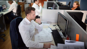 Мужчина за компьютером в офисе