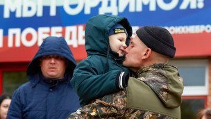 Soldat-s-rebenkom-na-rukakh