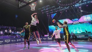 Игроки команд в матче группового этапа по фиджитал-баскетболу
