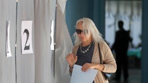 Избирательница голосует на выборах