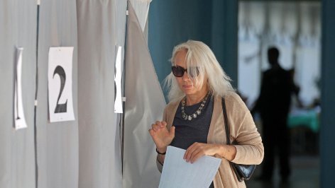 Избирательница голосует на выборах