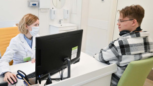 Посетитель на осмотре у врача