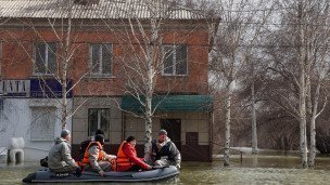 Жители и сотрудники МЧС на лодке 