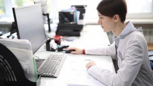 Врач работает за компьютером