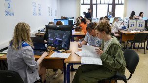 Абитуриенты в приемной комиссии