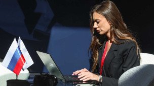 Девушка с ноутбуком в строгом костюме на форуме