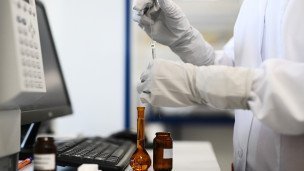 Лаборатория работа с пробирками 