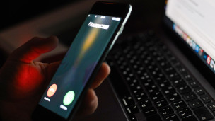 Мобильный телефон, на который позвонили с неизвестного номера