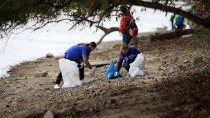 Эковолонтеры очищают прибрежную территорию реки