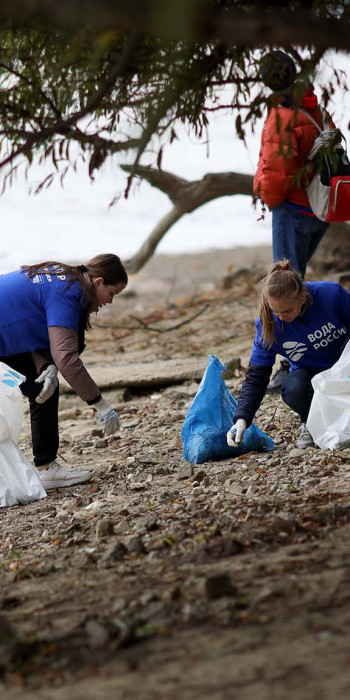 Эковолонтеры очищают прибрежную территорию реки