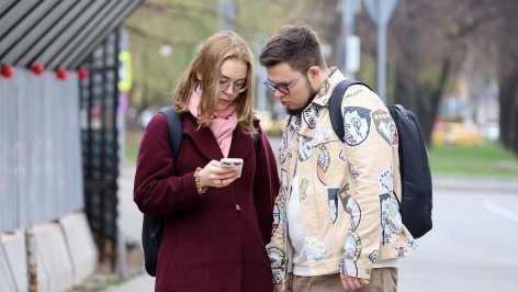Пара со смартфоном на улице