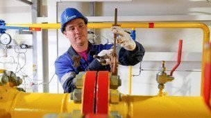 Рабочий на строительной площадке автоматической газораспределительной станции