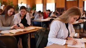 Студенты на занятии в университете 