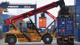 Работа погрузчика на контейнерной площадке