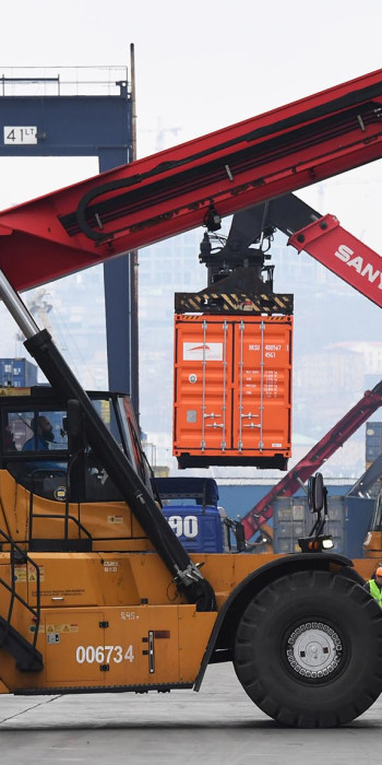 Работа погрузчика на контейнерной площадке