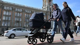 Пара с ребенком в коляске