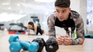 Мужчина на групповом занятии в фитнес-клубе