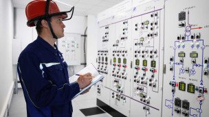 Сотрудник электроподстанции