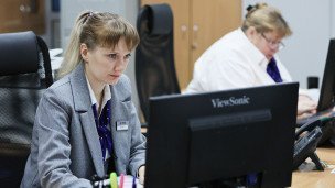 Сотрудница за компьютером