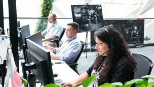 Сотрудники в офисе  во время работы за компьютерами 