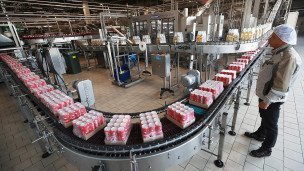 Конвейер с готовой продукцией на заводе "Аквалайф" в Черноголовке Московской области