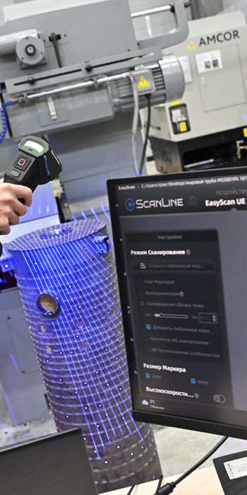 Сотрудник на заводе газотурбинного оборудования 