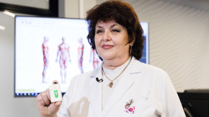 med-rabotnitsa-demonstriruyet-inertsial'nyy-sensor-sistemy