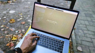 страница заблокированного сайта на экране ноутбука