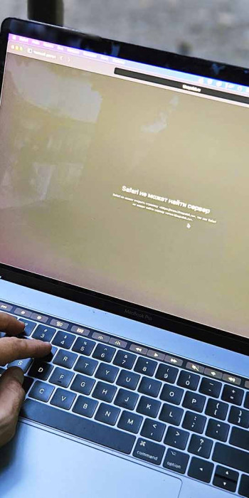 страница заблокированного сайта на экране ноутбука