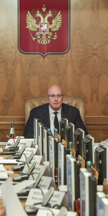 Дмитрий Чернышенко во время заседания комиссии по вопросам религиозных объединений при Правительстве
