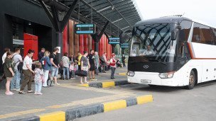 Рейсовый автобус перед отправлением с автовокзала