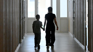 Воспитанники идут по коридору Детского дома