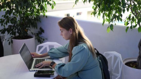 Девушка за ноутбуком