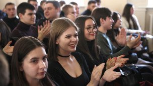 Студенты  университета в актовом зале