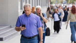Мужчина с телефоном на улице 