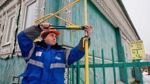Сотрудник газовой службы около частного дома