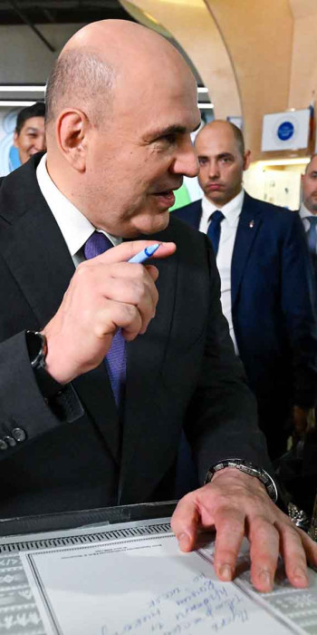 Михаил Мишустин во время посещения креативного кластера "Квартал труда"