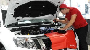 Мужчина чинит автомобиль