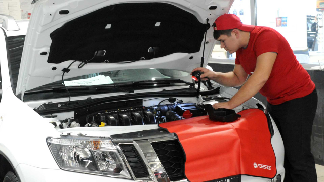 Мужчина чинит автомобиль