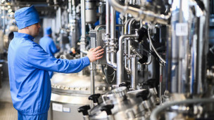 Сотрудник в реакторном зале цеха №20 завода "Биохимик"