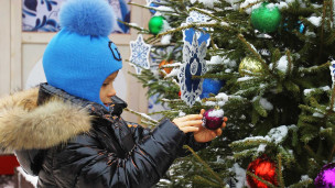 Ребенок около новогодней елки