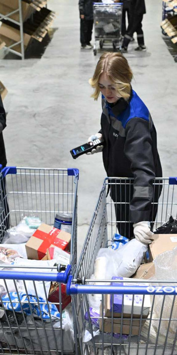 Сотрудницы оптово-распределительного центра 