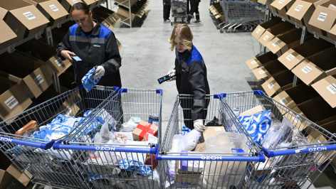 Сотрудницы оптово-распределительного центра 