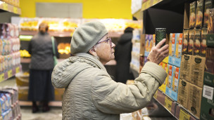 пенсионерка в магазине продуктов