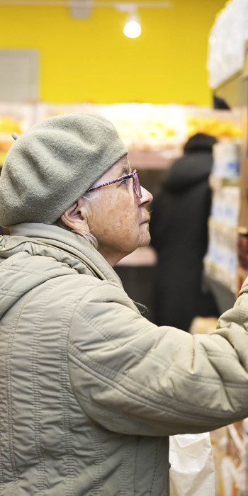 пенсионерка в магазине продуктов