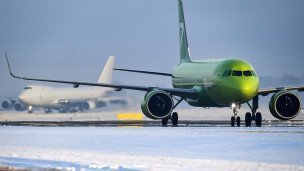 Самолет в аэропорту зимой
