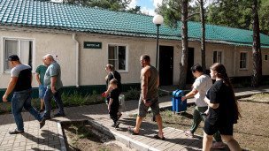 Эвакуированные из города Суджа жители в пункте временного размещения
