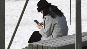 девушка с телефоном в руках